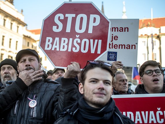 Les Praguois sont descendus dans la rue pour s'opposer à leur Premier ministre Andrej Babis. © KEYSTONE/EPA/MARTIN DIVISEK