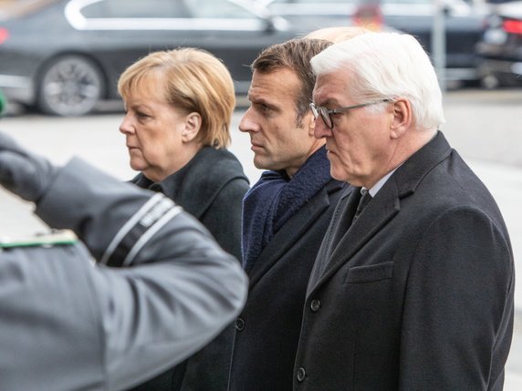 Le président français Emmanuel Macron, au milieu, dimanche à Berlin entre la chancelière allemande Angela Merkel et le président allemand Frank Walter Steinmeier. © Keystone/EPA/OMER MESSINGER