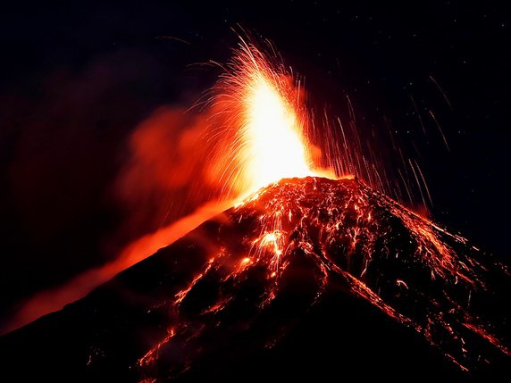 epa07176449 Volcan de Fuego (Volcano of Fire) mount spews hot ashes and lava, as seen from Alotenango, Guatemala, 18 November 2018 (issued o © KEYSTONE/EPA EFE/ESTEBAN BIBA