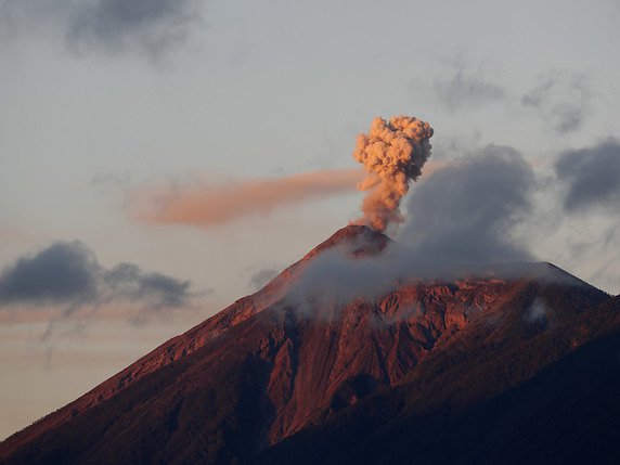 Le volcan culmine à 3763 mètres, à 35 kilomètres de la capitale Guatemala City. © KEYSTONE/AP/MOISES CASTILLO