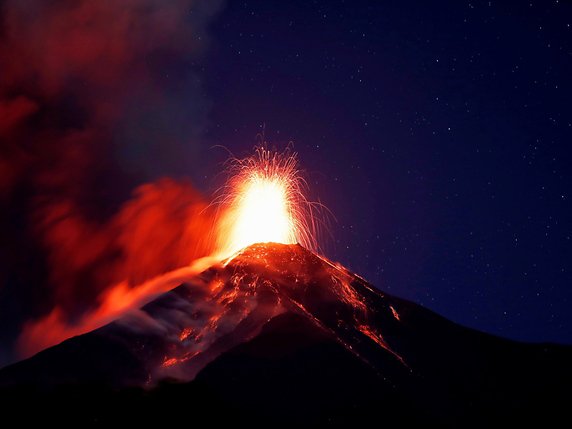 Une lumière ardente s'échappe du volcan, entré en éruption pour la cinquième fois cette année, un mois après la précédente. © KEYSTONE/EPA EFE/ESTEBAN BIBA