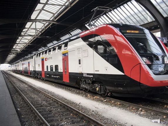 Les nouveaux trains duplex de Bombardier peuvent atteindre 400 mètres de long et offrir jusqu'à 1300 places assises, soit 10% de plus qu'actuellement. © Keystone/ENNIO LEANZA