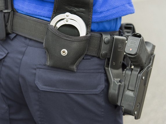 La police fribourgeoise a surpris trois cambrioleurs en flagrant délit à Marly (FR). © KEYSTONE/LUKAS LEHMANN
