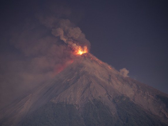 Le volcan de Fuego culmine à 3763 mètres à 35 kilomètres au sud-ouest de la capitale Guatemala. Il était entré en éruption pour la cinquième fois de l'année dimanche matin. © KEYSTONE/AP/MOISES CASTILLO