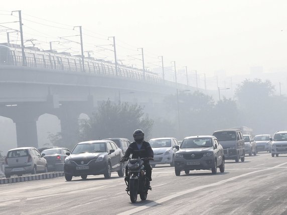 En 2016, New Delhi a connu une concentration annuelle de particules fines (PM2,5) de 113 microgrammes par mètre cube d'air. L'OMS conseille pour l'organisme humain de ne pas dépasser 10 microgrammes en concentration annuelle. © KEYSTONE/EPA/HARISH TYAGI
