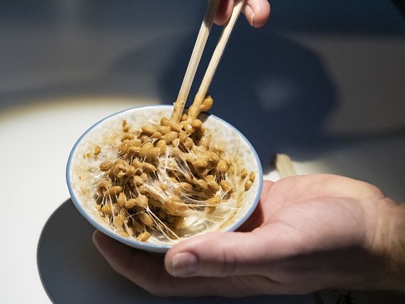 Le nattō, aliment japonais traditionnel à base de graines de soja fermentées, peut surprendre les étrangers non habitués. © KEYSTONE/AP TT News Agency/JOHAN NILSSON