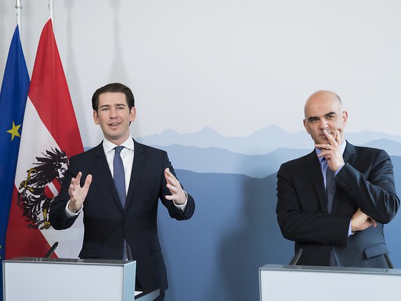 Le président de la Confédération Alain Berset et le chancelier autrichien Sebastian Kurz se sont exprimés devant la presse à l'issue de leur rencontre. © KEYSTONE/PETER KLAUNZER