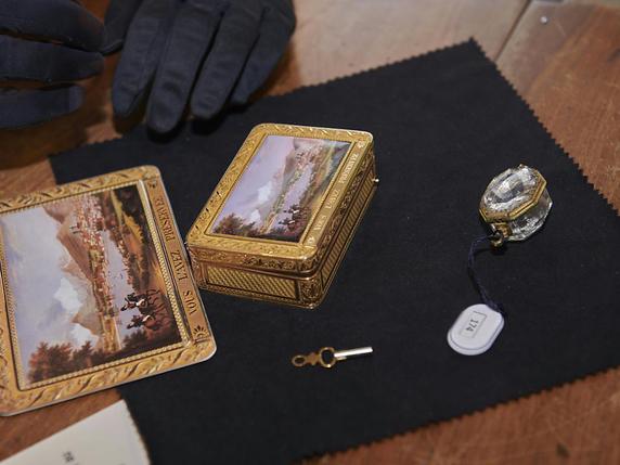 La valeur de la tabatière ayant appartenu au colonel Louis de Sonnenberg est estimée à environ 400'000 francs. © Flora Bevilacqua Musée d'art et d'histoire de Genève