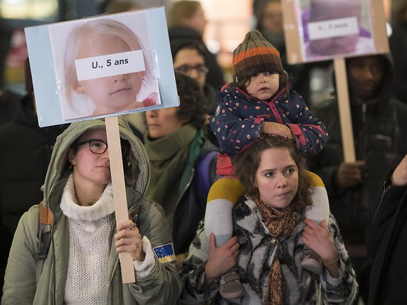La politique d'asile suisse bafoue trop souvent les droits des enfants, selon les manifestants. © KEYSTONE/LAURENT GILLIERON