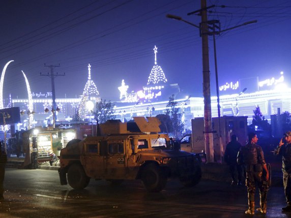 L'attaque a eu lieu dans une grande salle des fêtes de la capitale afghane, près de l'aéroport. © Keystone/AP/MASSOUD HOSSAINI