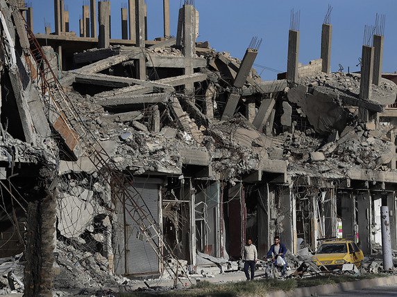 La ville syrienne de Raqa a été détruite en 2017 à près de 80% (archives). © KEYSTONE/AP/HUSSEIN MALLA
