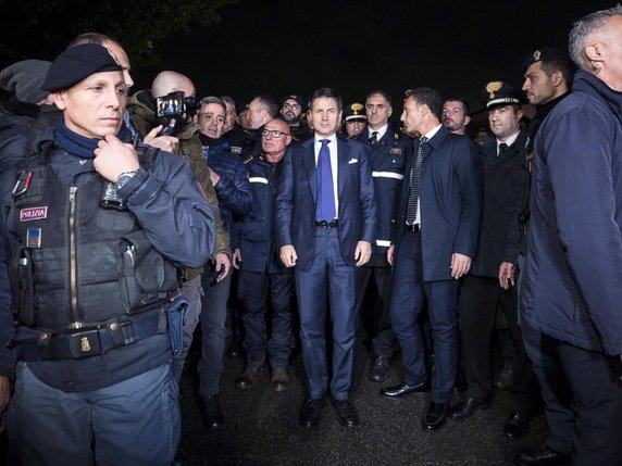 Le premier ministre italien Giuseppe Conte a également assisté à l'opération. © KEYSTONE/EPA ANSA/ANGELO CARCONI