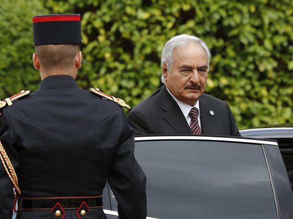 Cette attaque, qui n'a pas été revendiquée dans l'immédiat, est la deuxième en moins d'un mois contre des forces loyales au maréchal Haftar (archives). © KEYSTONE/EPA REUTERS POOL/PHILIPPE WOJAZER / POOL