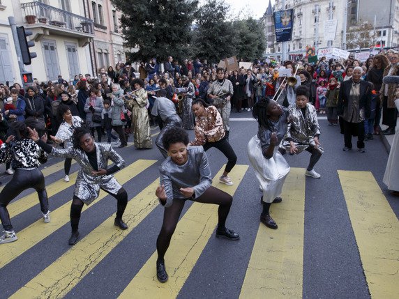 A Genève, un millier de personnes, hommes et femmes toutes générations confondues, ont participé samedi après-midi à un cortège féministe. Intitulée "La rue est à nous toutes", cette marche a avancé au son de la fanfare afro-féministe "30 nuances de noir(es)", essentiellement composée de femmes. © KEYSTONE/SALVATORE DI NOLFI