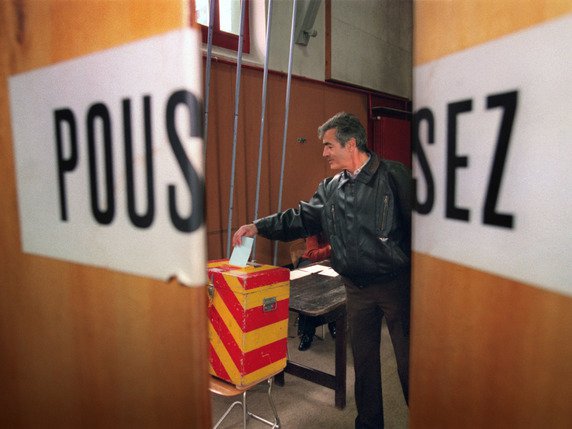 Il ne reste plus que quelques heures aux Suisses désirant participer aux votations fédérales pour pousser la porte d'un local de vote (archives). © KEYSTONE/MARTIAL TREZZINI