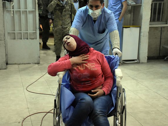 L'agence officielle Sana a fait état de "107 cas de suffocation", tandis que l'Observatoire syrien des droits de l'Homme (OSDH) a pour sa part fait état de 94 cas. © KEYSTONE/EPA SANA/SANA HANDOUT