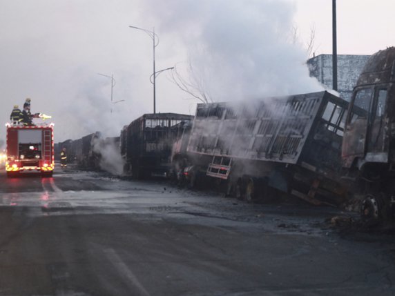 L'explosion a déclenché des incendies qui ont détruit une cinquantaine de camions à Zhangjiakou. © KEYSTONE/AP Xinhua