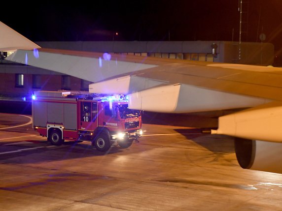 L'avion, un Airbus A340-300 baptisé Konrad Adenauer du nom du premier chancelier allemand d'après-guerre, a été accueilli sur le tarmac par des camions de pompiers. © KEYSTONE/EPA/CLEMENS BILAN