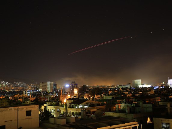 Selon le directeur de l'OSDH, les forces israéliennes bombardent des positions dans la banlieue sud et sud-ouest de Damas (image symbolique). © KEYSTONE/AP/HASSAN AMMAR