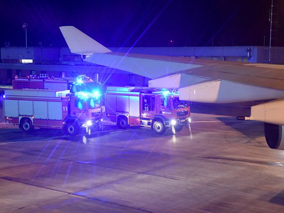 L'avion de la chancelière allemande Angela Merkel a été accueilli par les pompiers sur le tarmac de l'aéroport de Cologne. © KEYSTONE/EPA/CLEMENS BILAN