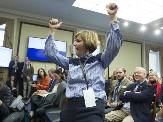 Certains élus de la chambre des représentants, comme la démocrate Susie Lee du Nevada, n'ont pas hésité à danser. © KEYSTONE/EPA/MICHAEL REYNOLDS