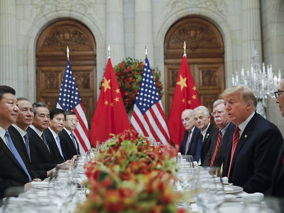 La délégation chinoise, emmenée par le président chinois Xi Jinping, rencontrait celle des Etats-Unis, dirigée par le président américain Donald Trump, à l'occasion d'un dîner. © KEYSTONE/AP/PABLO MARTINEZ MONSIVAIS