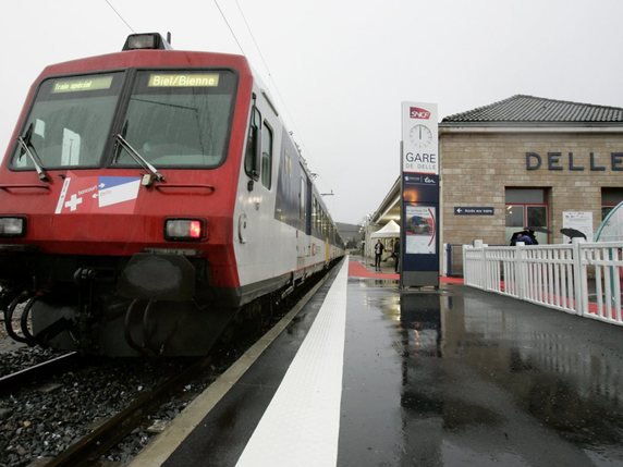 Un train venu de Bienne en gare de Delle lors de la réouverture de la ligne Boncourt-Delle, en 2006 (archives). © KEYSTONE/PETER KLAUNZER