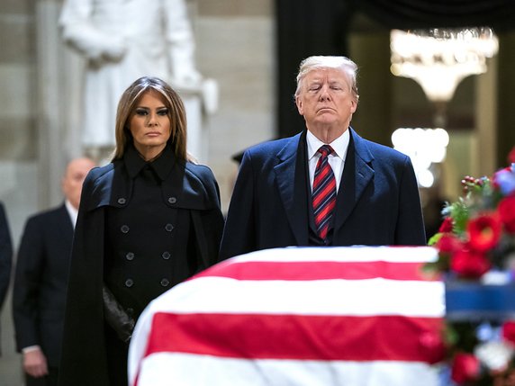 Le couple présidentiel - Melania et Donald Trump - s'est recueilli devant le cercueil du républicain George H.W. Bush. © KEYSTONE/EPA/JIM LO SCALZO