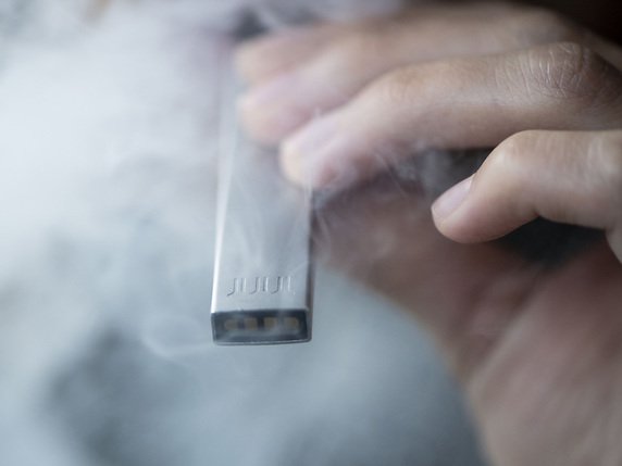Les e-cigarettes de Juul cartonnent auprès des ados aux Etats-Unis. © KEYSTONE/ENNIO LEANZA