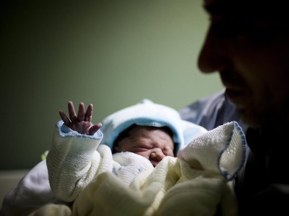 Le bébé pesait 2,550 kilos à la naissance et était en parfaite santé (image symbolique). © KEYSTONE/EPA/PAULO CUNHA