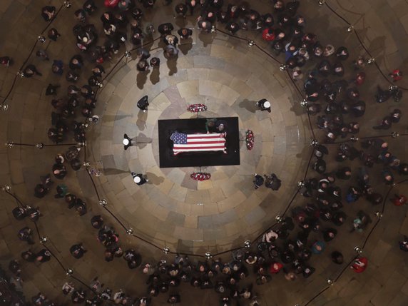 Tout au long de la journée de mardi, des milliers de personnes ont défilé devant le cercueil de George H.W. Bush, drapé des couleurs américaines, au coeur de l'imposant siège du Congrès. © KEYSTONE/AP Pool/MORRY GASH
