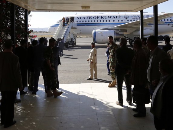 La délégation des rebelles chiites houthis a pris place dans un avion fourni par le gouvernement koweïtien. © KEYSTONE/EPA/YAHYA ARHAB
