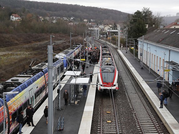 La réouverture de la liaison ferroviaire franco-suisse Delle-Belfort offrira un nouvel accès en train depuis le Jura à la gare TGV de Belfort-Montbéliard. © KEYSTONE/BIST/ROGER MEIER