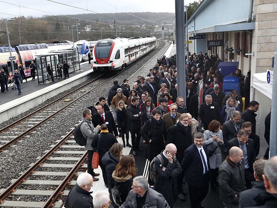 De nombreux invités ont participé à l'inauguration de la nouvelle liaison entre Delle et Belfort. © KEYSTONE/BIST/ROGER MEIER