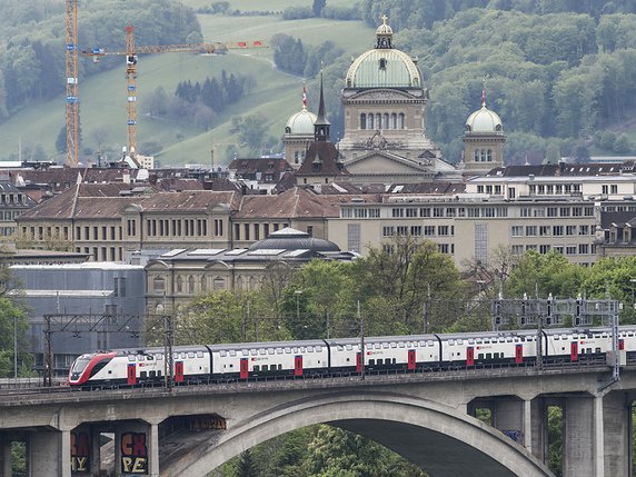 Il faudra encore attendre pour voir passer les nouveaux trains "FV-Dosto" à Berne (archives). © KEYSTONE/ALESSANDRO DELLA VALLE