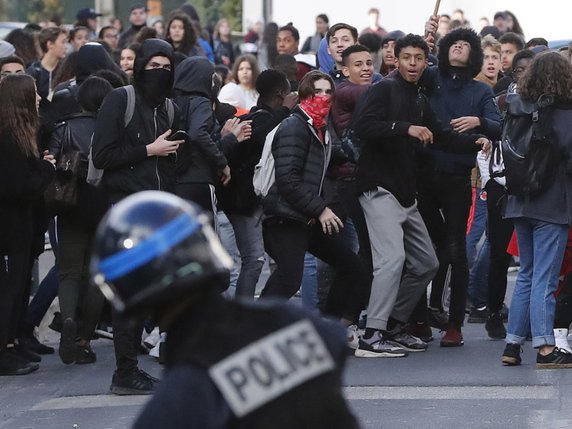 Quarante-cinq lycées ont été bloqués par des élèves jeudi en France. © KEYSTONE/EPA/GUILLAUME HORCAJUELO