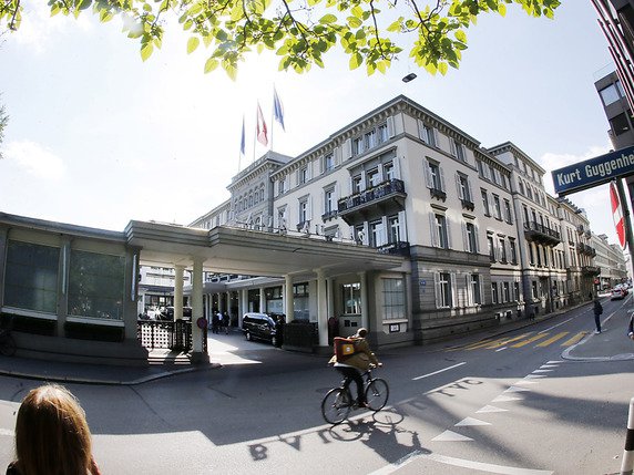 Les scandales de corruption touchant les fédérations sportives en Suisse, comme celui de la FIFA, dont plusieurs dirigeants ont été arrêtés dans un hôtel à Zurich, ternissent l'image de la Suisse, selon Transparency International (archives). © KEYSTONE/AP/MICHAEL PROBST