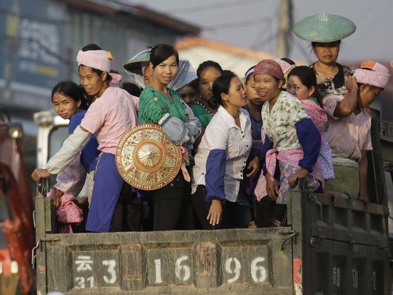 En Birmanie, quelque 7500 femmes de l'Etat Kachin et de l'Etat Shan dans le nord du pays ont été vendues comme épouses à des Chinois, d'après un rapport publié par l'école américaine de santé publique Johns Hopkins Bloomberg (photo symbolique). © Keystone/AP/Eugene Hoshiko