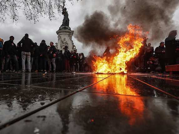 "Paris brûlera-t-il?" se demande le quotidien Libération dans son édition du jour en référence au 4e samedi de manifestation du mouvement des gilets jaunes (archives). © KEYSTONE/EPA/IAN LANGSDON
