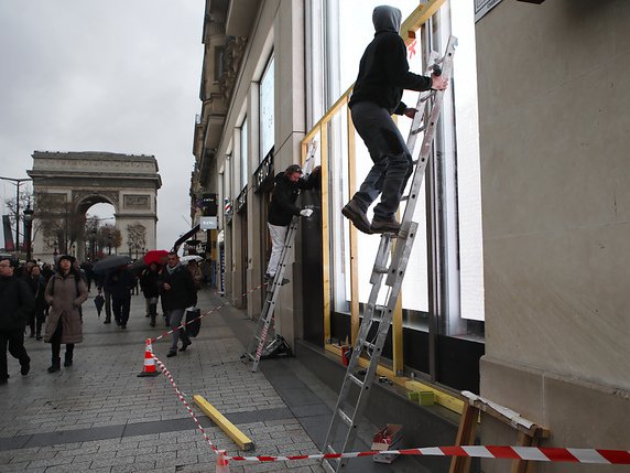 Les commerçants de la plus belle avenue du monde se barricadent. © KEYSTONE/AP/FRANCOIS MORI