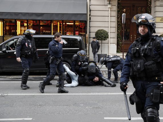 Les arrestations ont commencé très tôt et très vite, notamment ici à Paris. © Keystone/EPA/YOAN VALAT