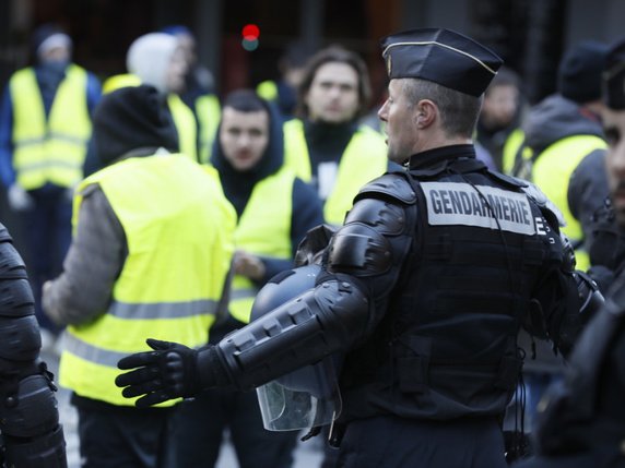Pas moins de 89'000 membres des forces de l'ordre sont mobilisés en France pour cette journée, dont 8000 à Paris. © Keystone/EPA/ETIENNE LAURENT