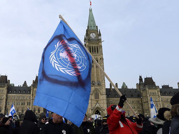 Manifestation tendue à Ottawa en raison du pacte de l'ONU sur les migrations. © KEYSTONE/AP The Canadian Press/JUSTIN TANG