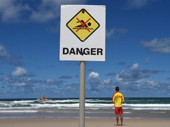 Un surfeur a été attaqué par un requin sur la côte est de l'Australie. Il est dans un état critique (image symbolique). © KEYSTONE/EPA AAP/DAVE HUNT