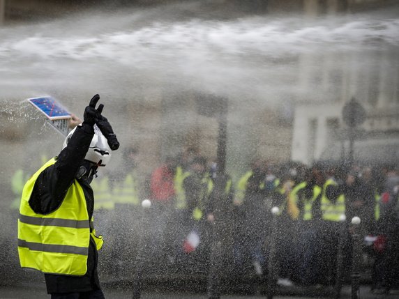 Pour l'ensemble de la France, le ministère de l'Intérieur a fait état dimanche de 1723 personnes interpellées, dont 1220 ont été placées en garde à vue. © Keystone/EPA/IAN LANGSDON