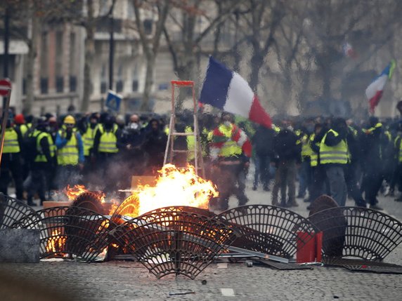 Pour tenter d'éviter les scènes de guérilla urbaine du 1er décembre en plein coeur de la capitale, les forces de l'ordre ont procédé à un nombre record de près de 2000 interpellations sur l'ensemble du territoire, dont une majorité à Paris, selon le ministère de l'Intérieur. © Keystone/EPA/IAN LANGSDON