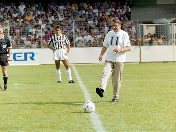 Juillet 1992: le conseiller fédéral René Felber donne le coup d'envoi du match amical entre la Juventus et Neuchâtel Xamax. Le club turinois venait d'achever un camp d'entraînement à Macolin (BE). © KEYSTONE/STR