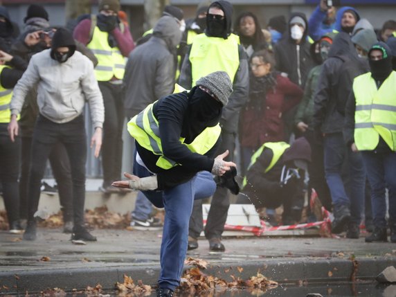 Près de 1400 personnes ont été arrêtées samedi à Paris, ce qui a abouti à un millier de gardes à vue, un nombre record. © KEYSTONE/EPA/OLIVIER HOSLET
