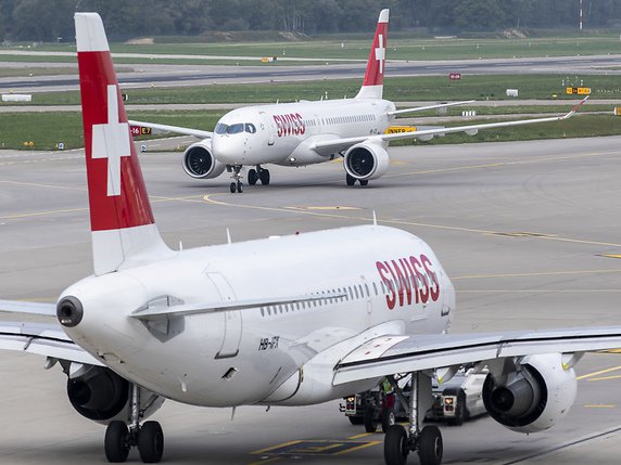 Le Conseil national ne veut pas taxer les billets d'avion en Suisse pour compenser les émissions de CO2 (archives). © KEYSTONE/CHRISTIAN MERZ
