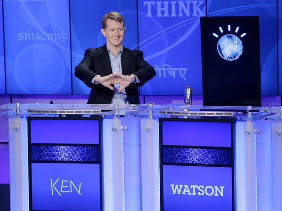 Watson s'est fait connaître en remportant le quiz télévisé américain "Jeopardy!" face à deux champions du jeu. © KEYSTONE/AP/Seth Wenig